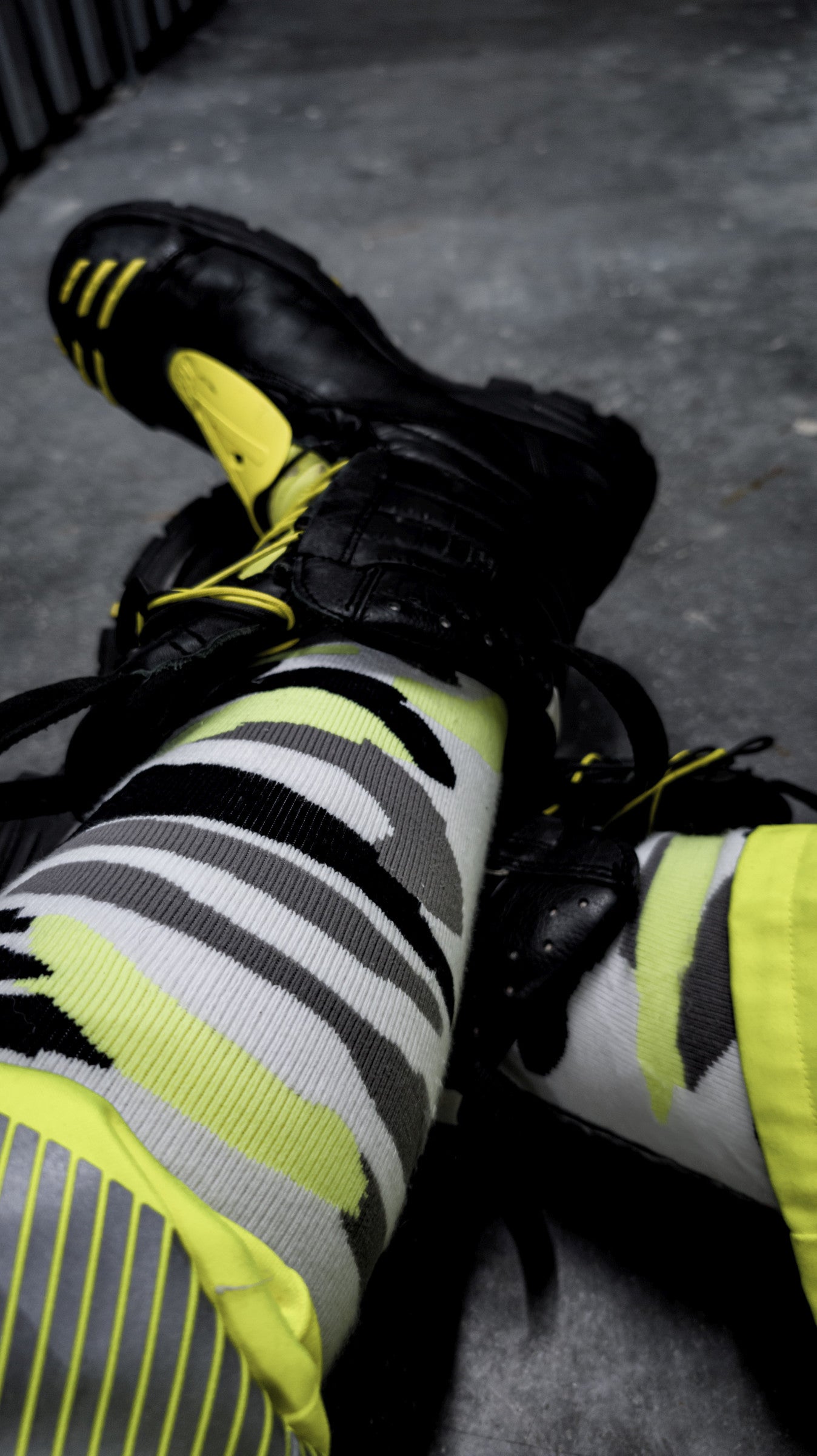 junger gear haed in neon gelben engelbert strauss dress mit boots und mx socks in neon gelb von sk8erboy in nahaufnahme von den waden