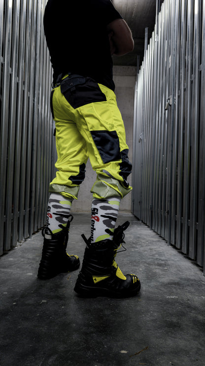 junger gear haed in neon gelben engelbert strauss dress mit boots und mx socks in neon gelb von sk8erboy von hinten in boots